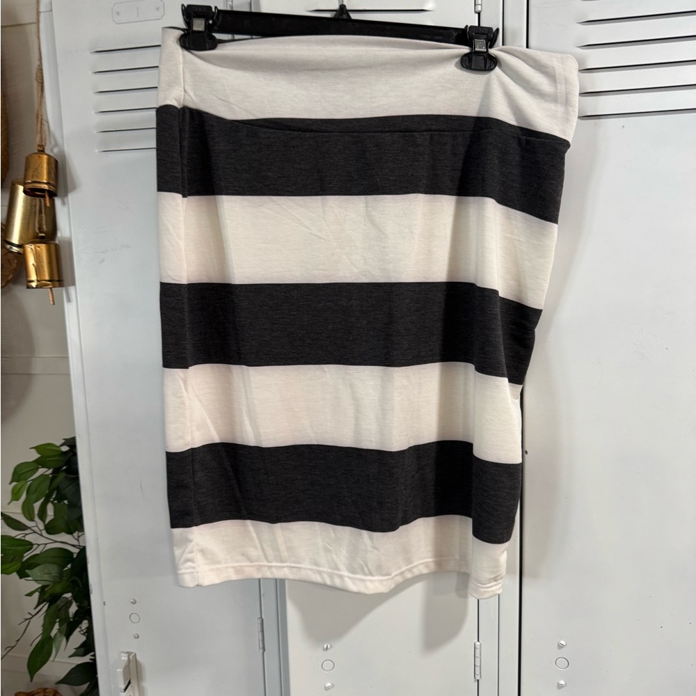 Chic Monochrome Striped Pencil Skirt